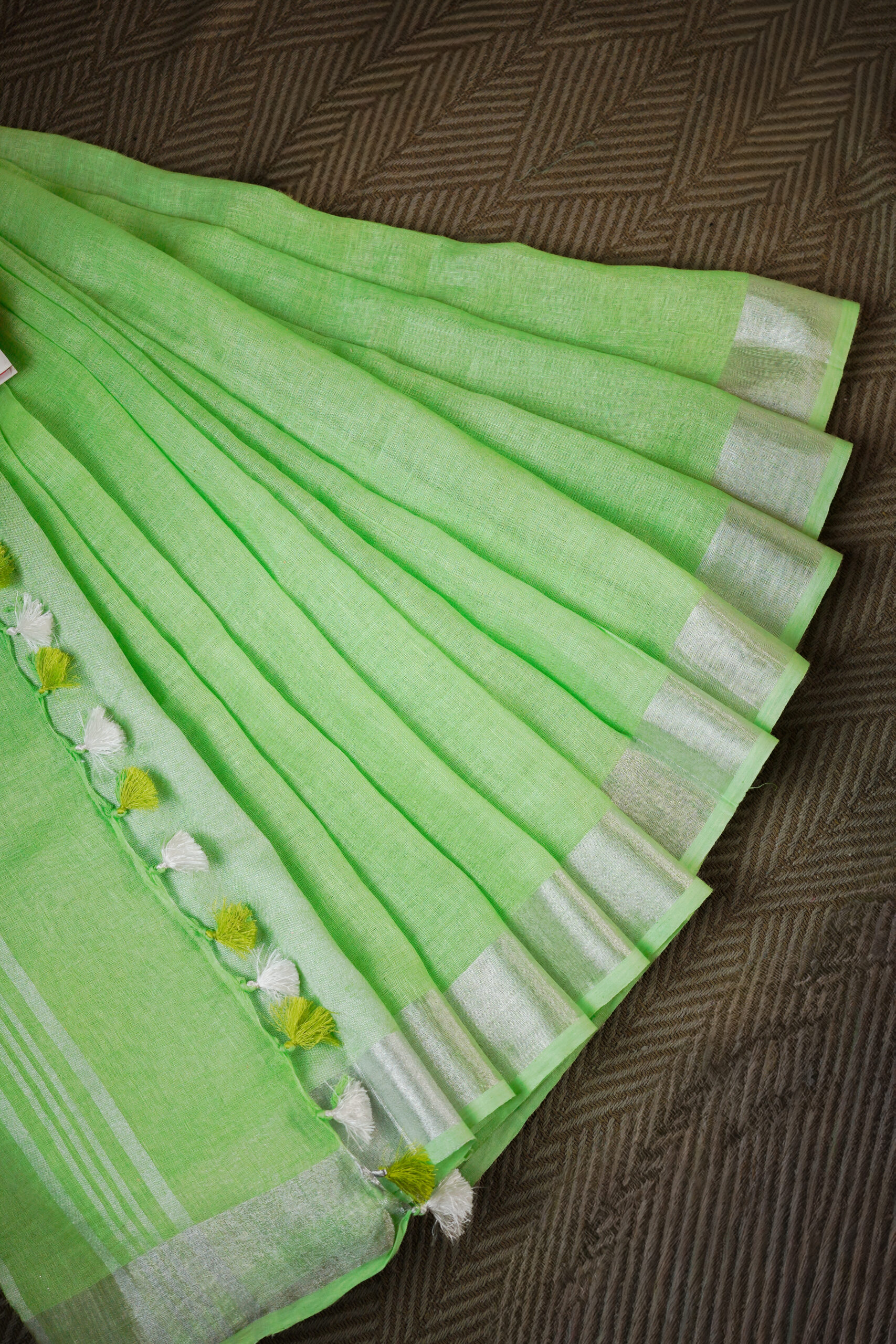 Olive Grove Pure Linen Saree - Image 2
