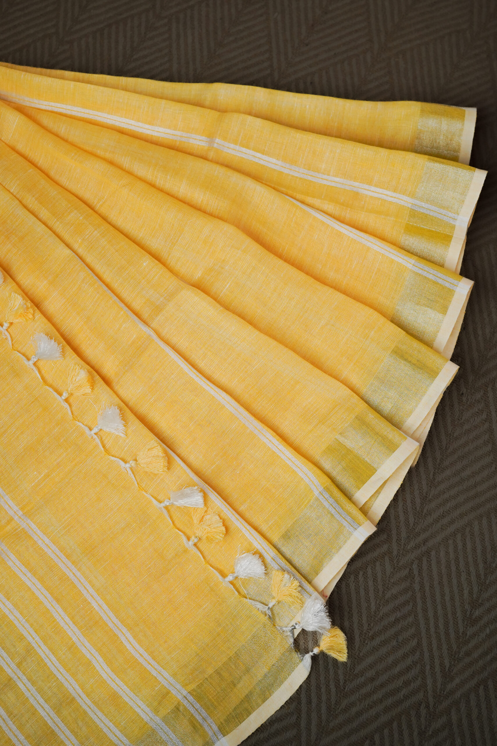 Sunburst Weave Pure Linen Saree - Image 5